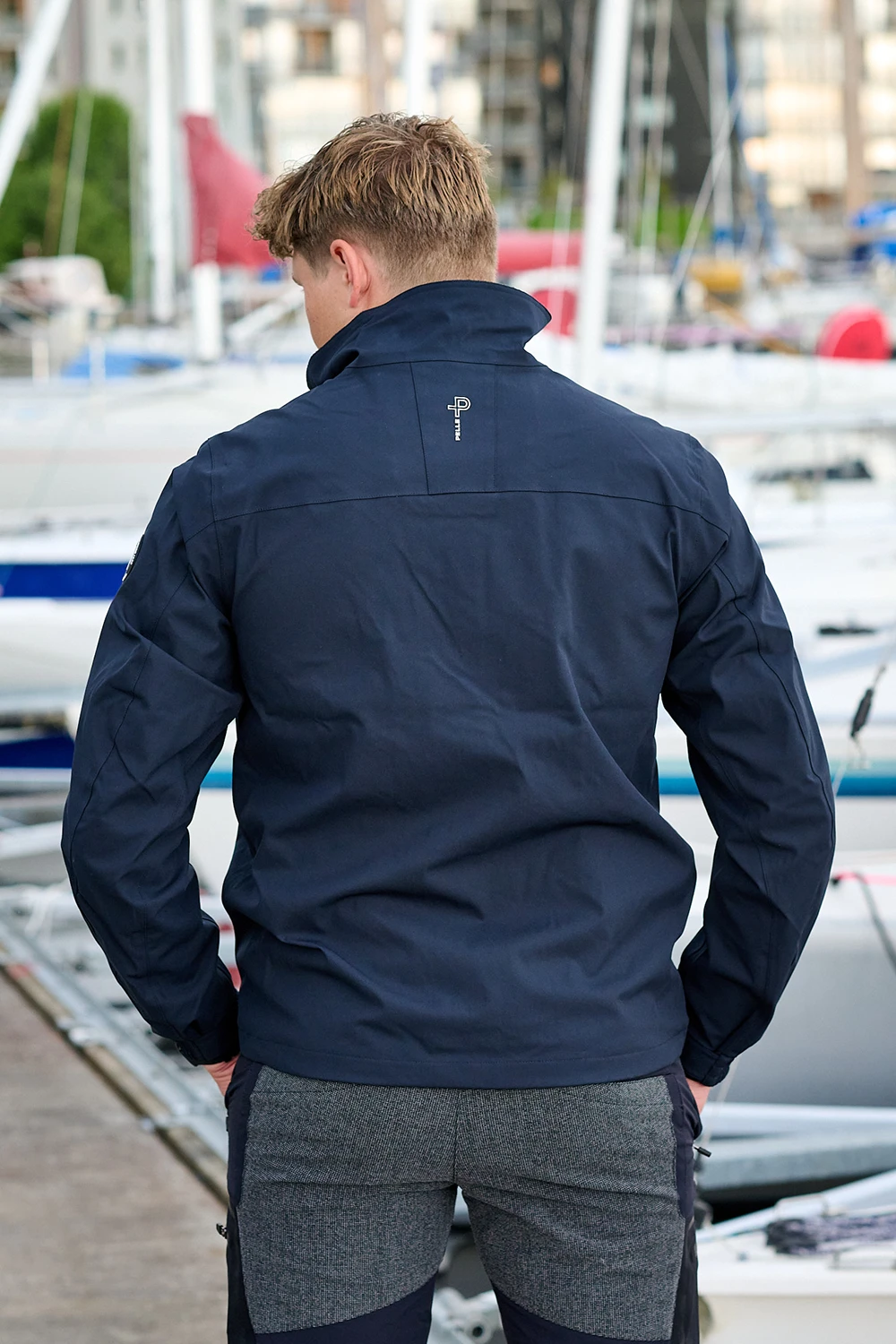 Blå jacka herr bak