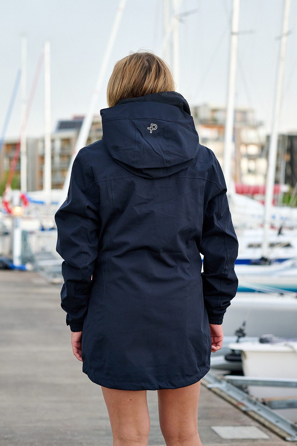 Blå jacka med vitt tryck baksida