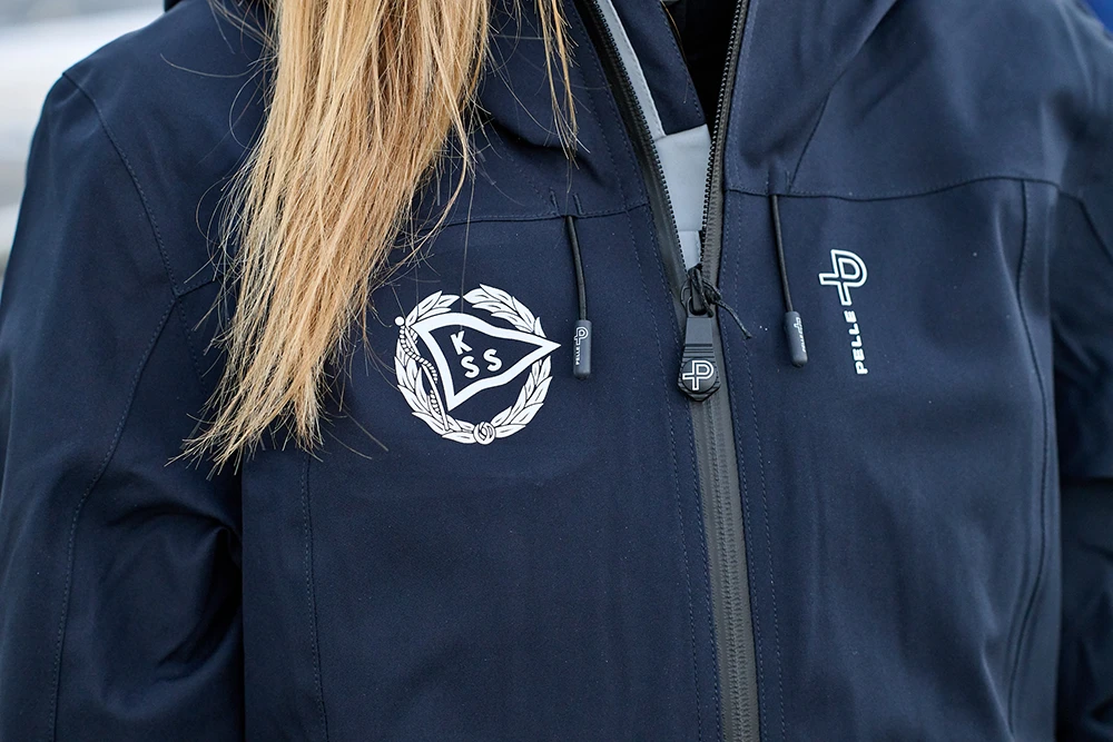 Blå jacka med vitt tryck