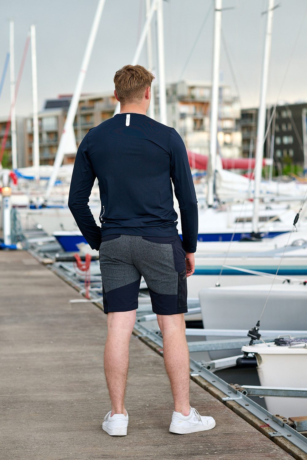 Blå kortbyxor bak herr